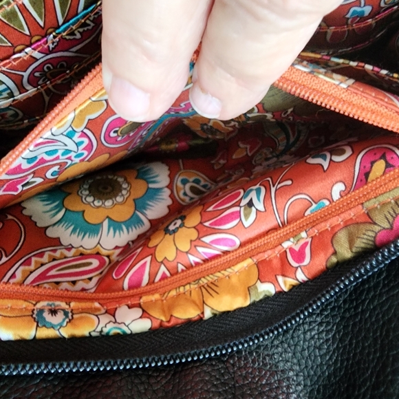 Naturalizer Black Crossbody Bag with Adjustable Strap and Classic Design - Picture 9 of 10